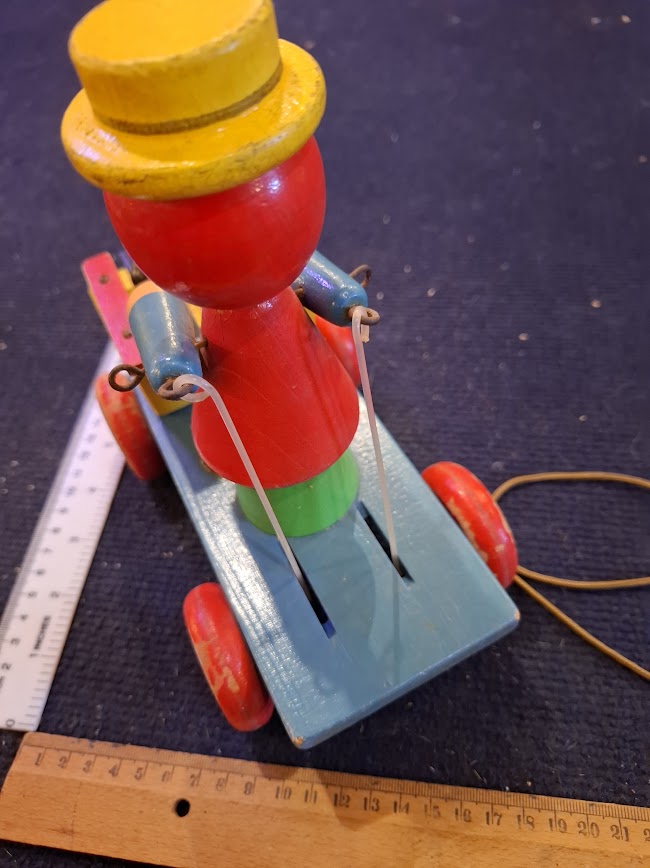 Vintage wooden pull alone clown toy [GAM10377]