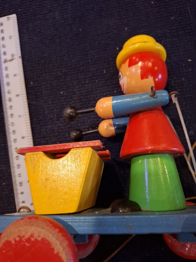 Vintage wooden pull alone clown toy [GAM10377]