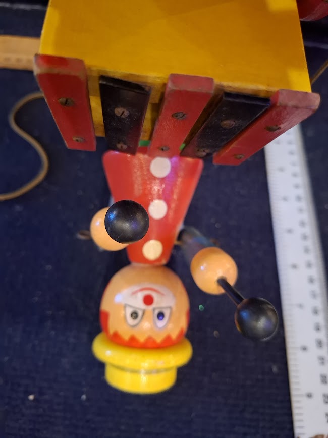 Vintage wooden pull alone clown toy [GAM10377]