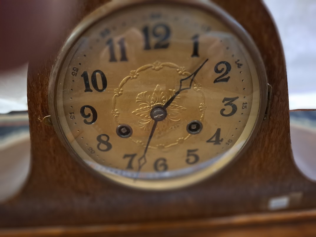 Antique wooden mechanical desk clock [CLK10376] *for Israel local market only*