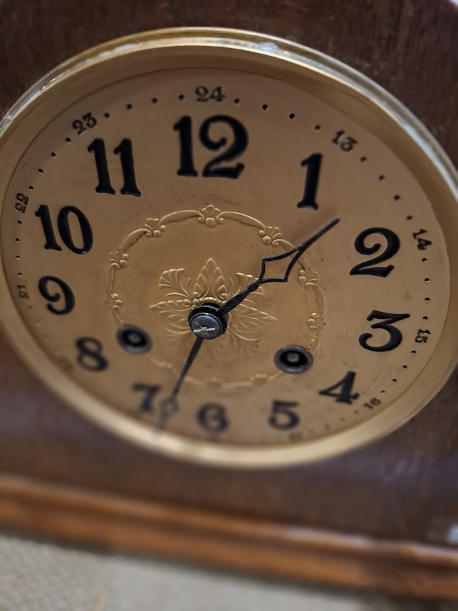 Antique wooden mechanical desk clock [CLK10376] *for Israel local market only*