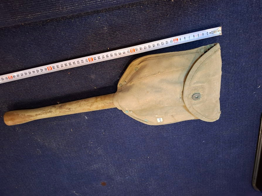 Old folding military shovel + bag [MIL10190]