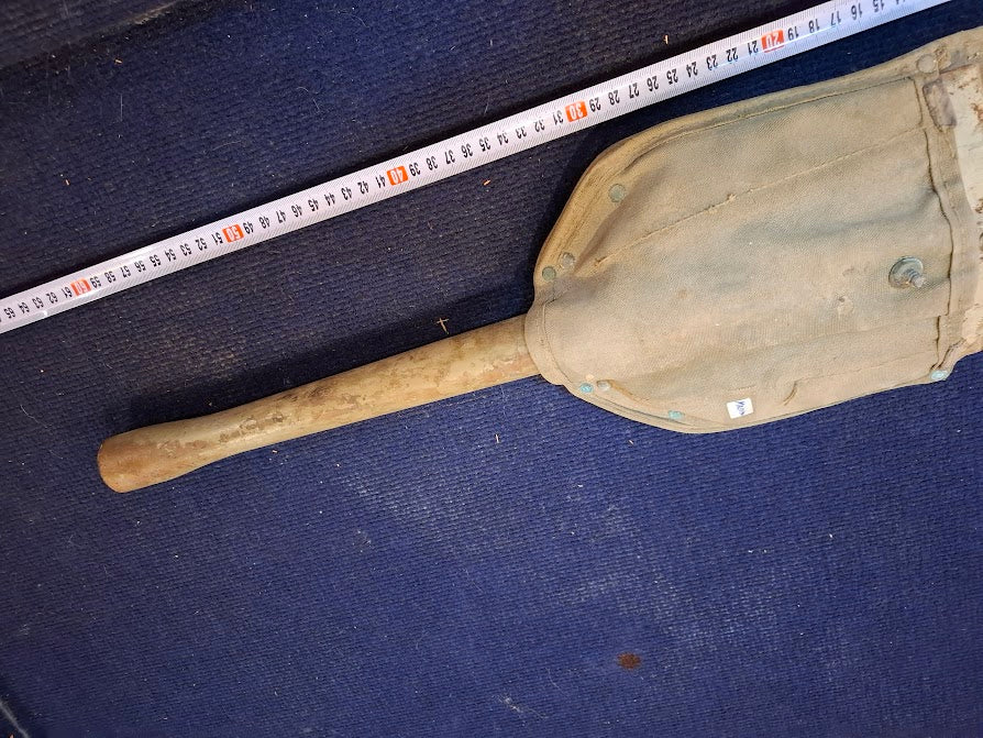 Old folding military shovel + bag [MIL10190]