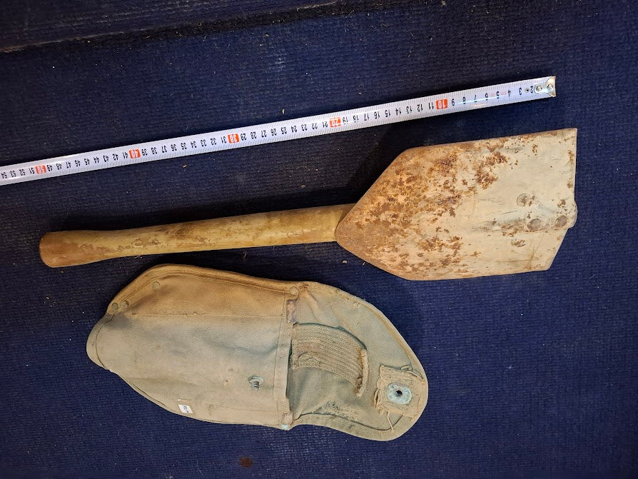 Old folding military shovel + bag [MIL10190]
