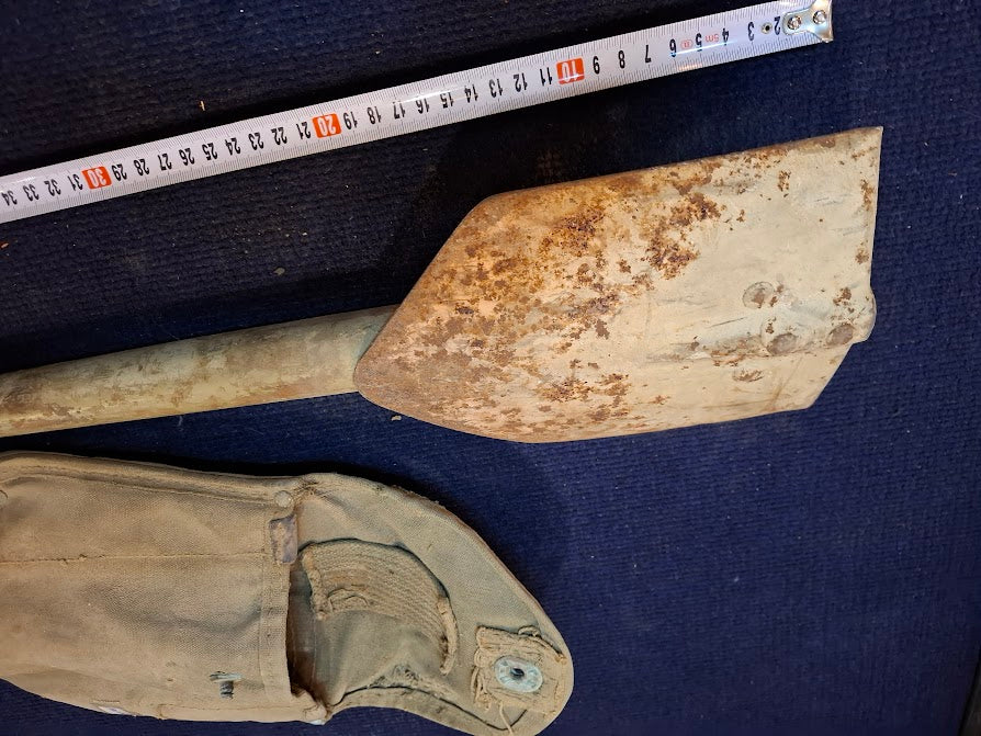 Old folding military shovel + bag [MIL10190]