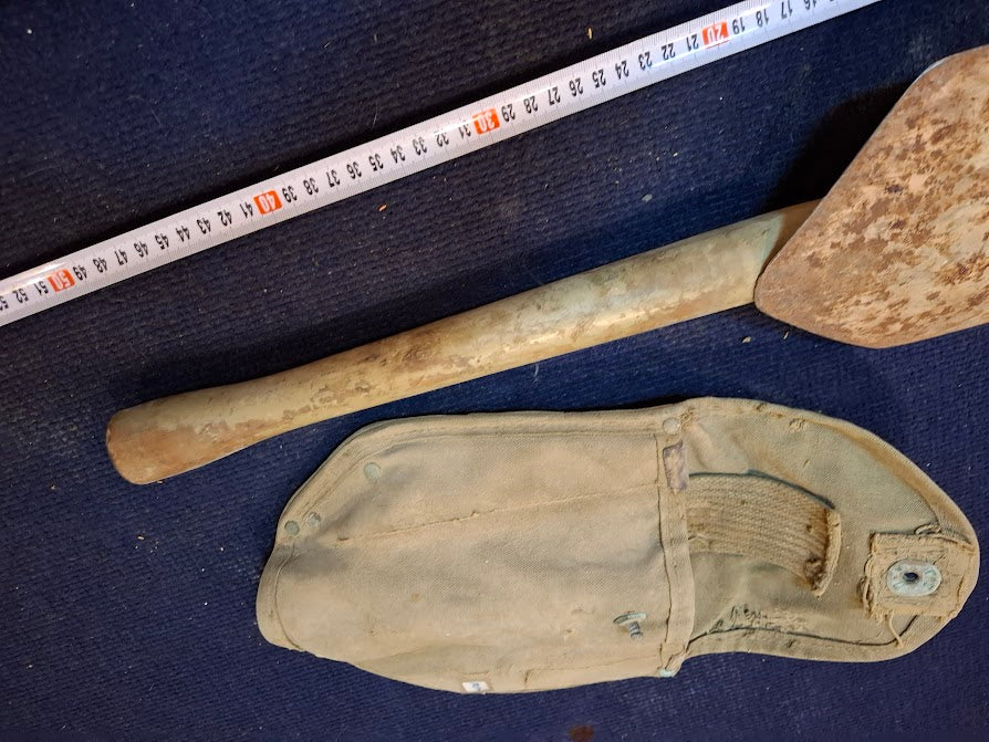 Old folding military shovel + bag [MIL10190]