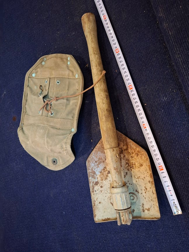 Old folding military shovel + bag [MIL10190]