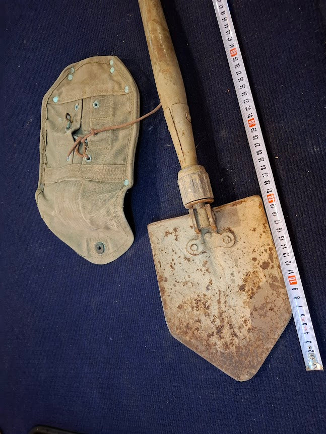 Old folding military shovel + bag [MIL10190]