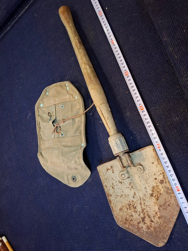 Old folding military shovel + bag [MIL10190]