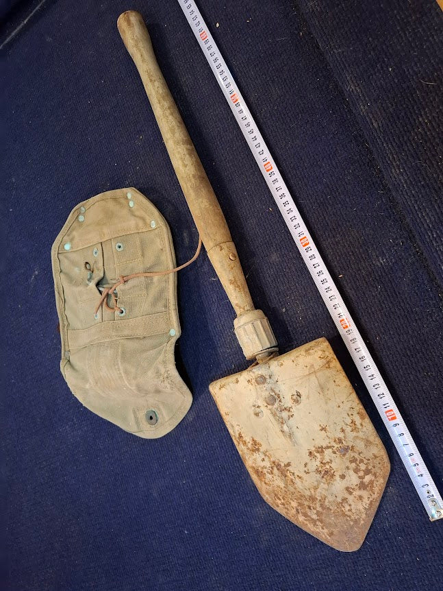 Old folding military shovel + bag [MIL10190]