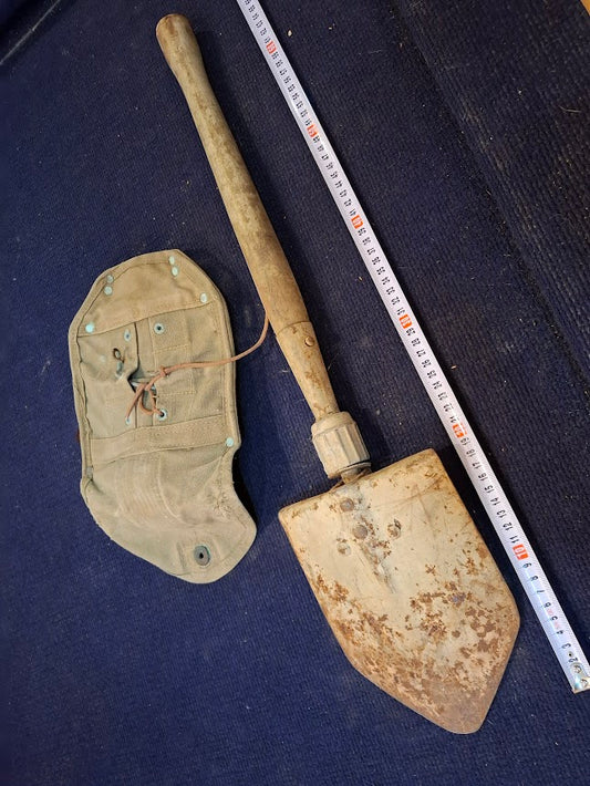 Old folding military shovel + bag [MIL10190]