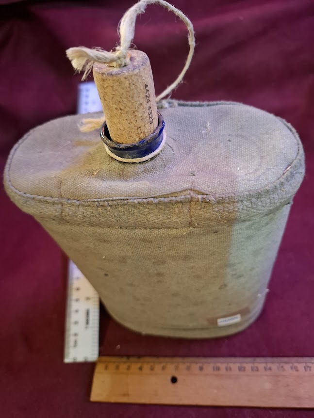 Old military water bottle [MIL10191]