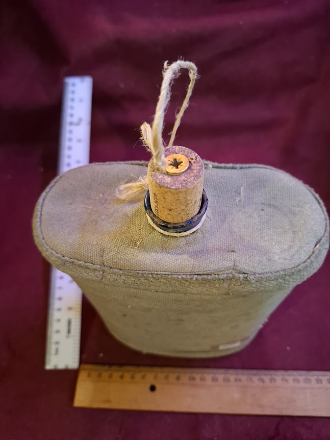 Old military water bottle [MIL10191]