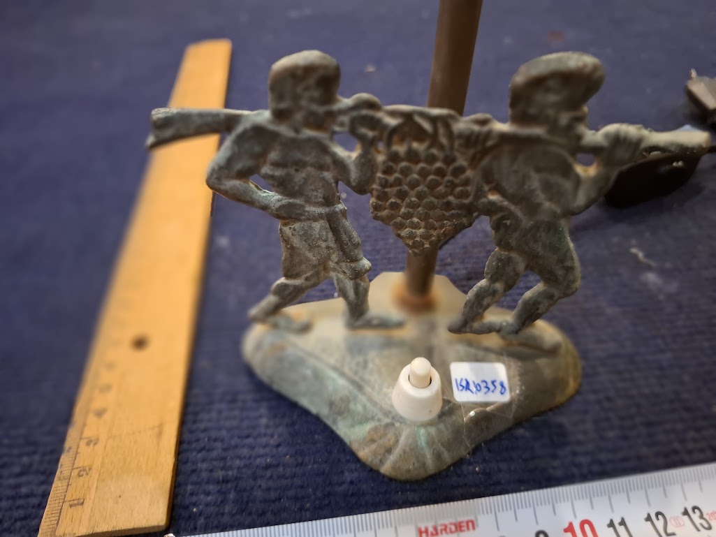 Israeli table lamp with images of spies with grapes [ISR10358]