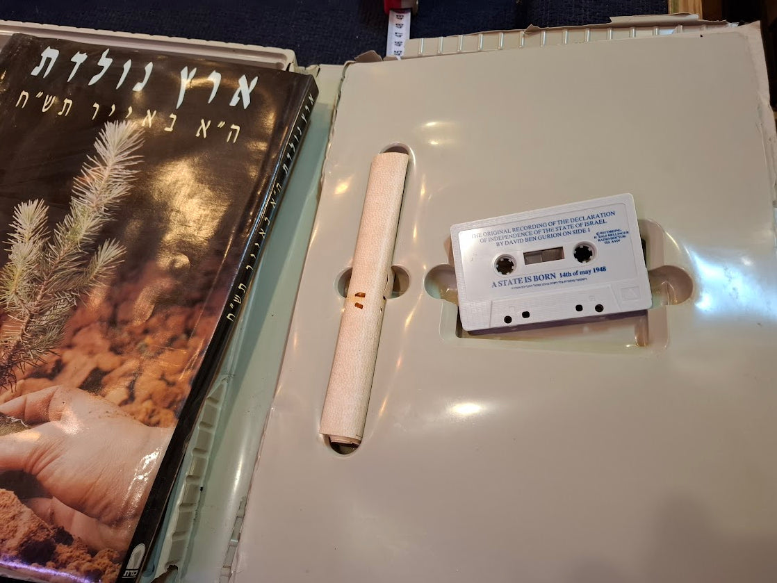 Eretz Iisrael Book Kit Born with Ben Ganrion Tape and the Declaration of Independence [BOK10438]