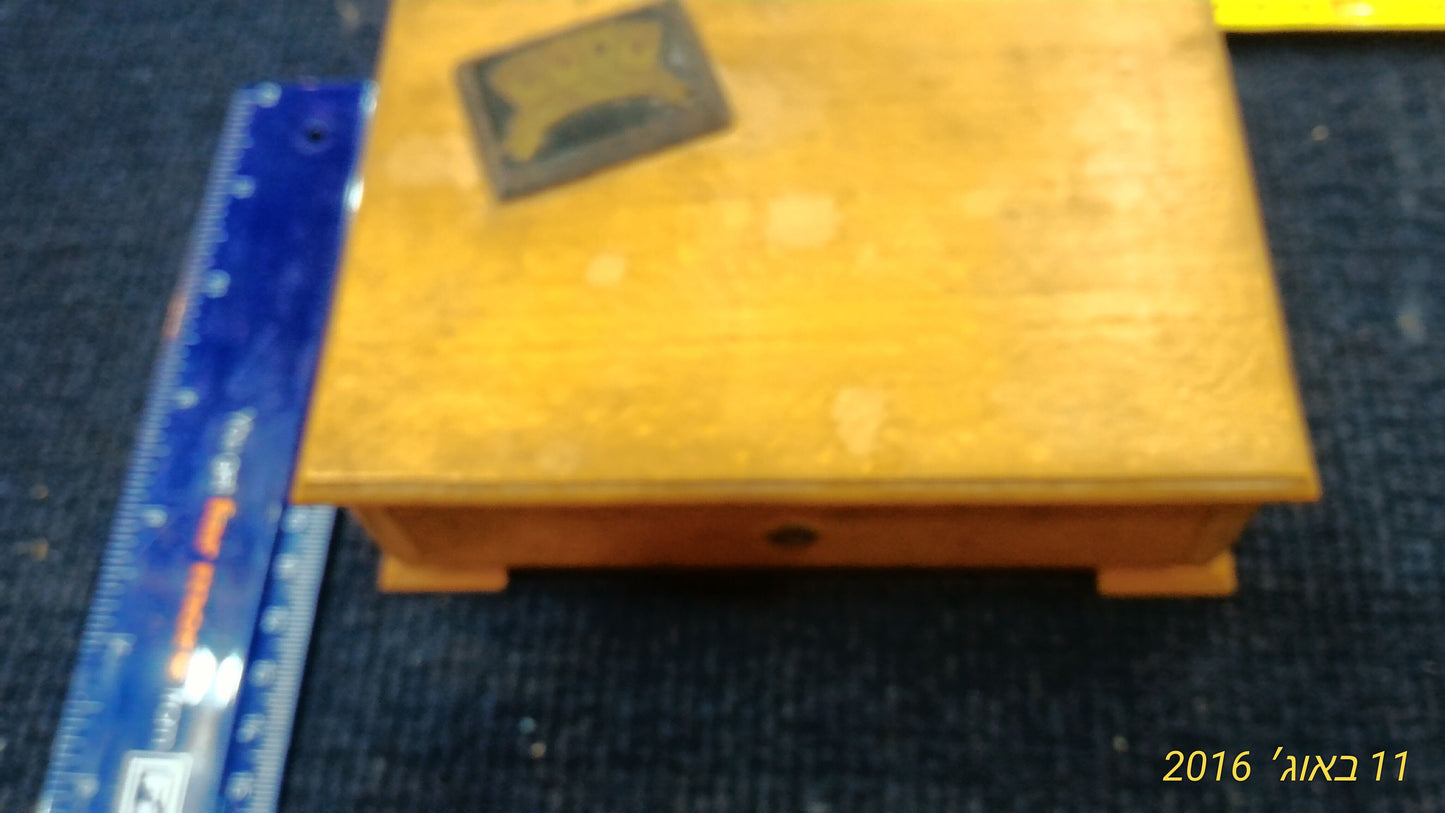 Old 2x playing Cards in wooden box [GAM10107]