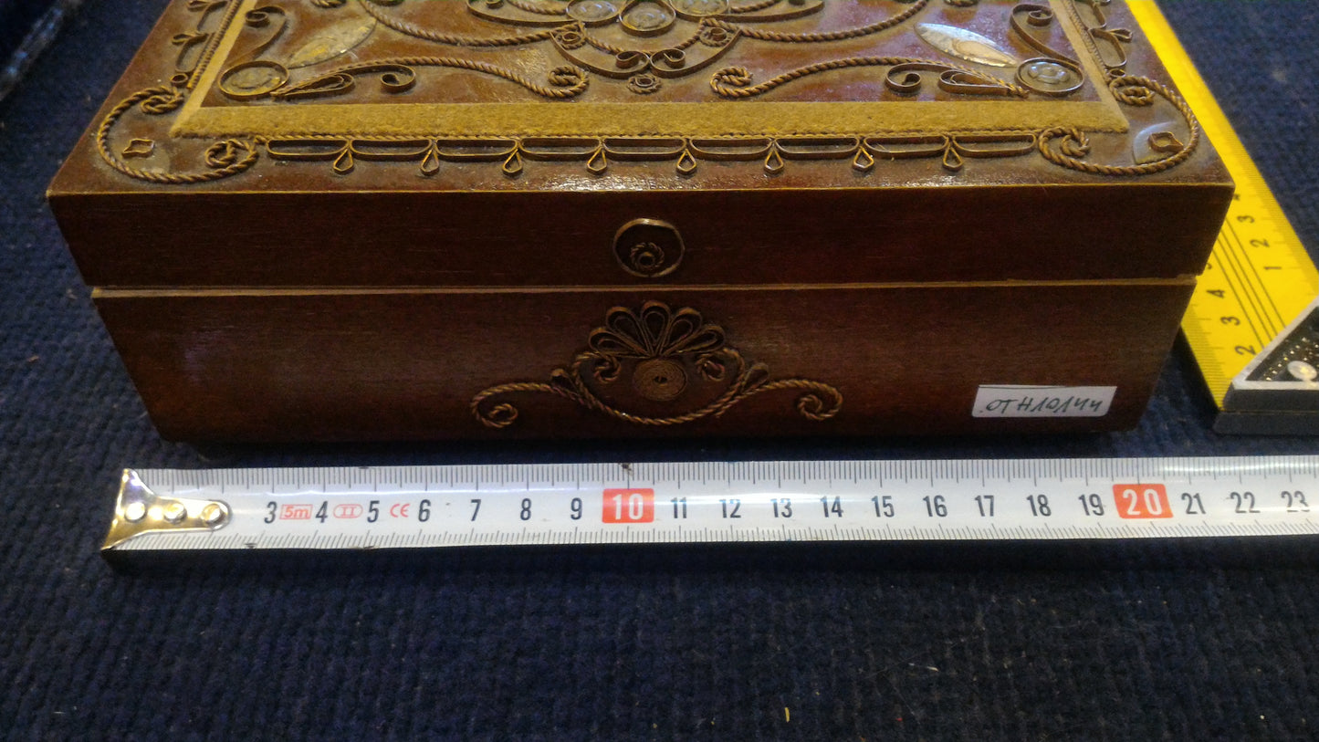 Old wood package box & music [OTH10144]