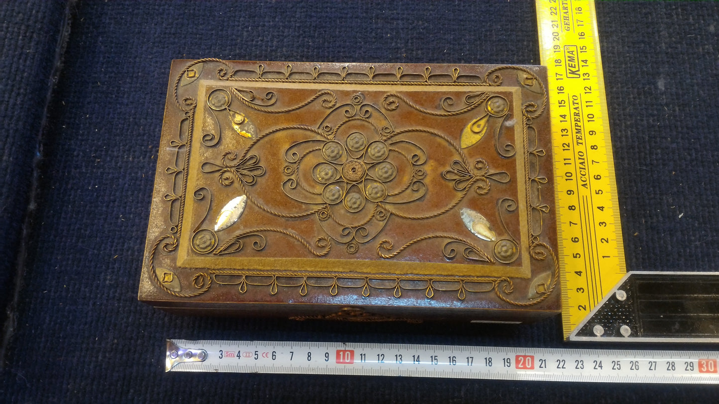 Old wood package box & music [OTH10144]