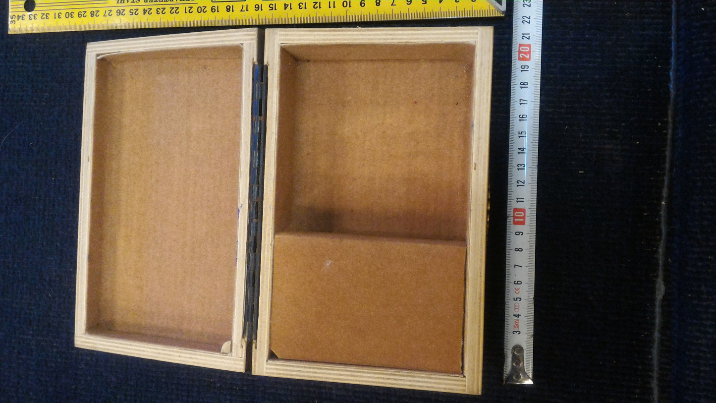 Old wood package box & music [OTH10144]