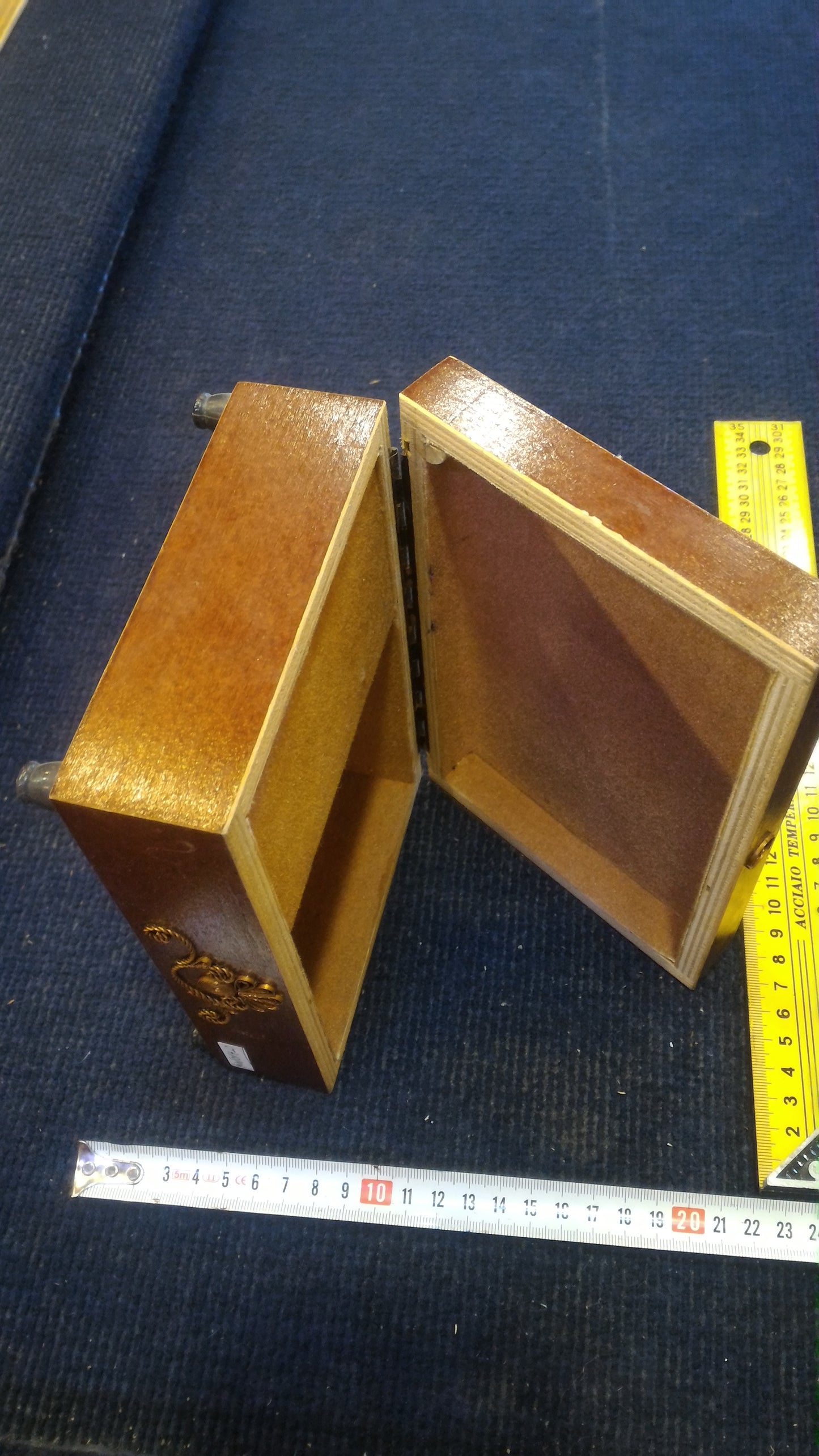 Old wood package box & music [OTH10144]
